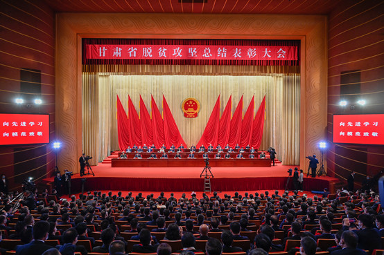 5-beat365英国官方网站副院长黄晓霞代表学院出席在甘肃省举行的甘肃省脱贫攻坚总结表彰大会.jpg